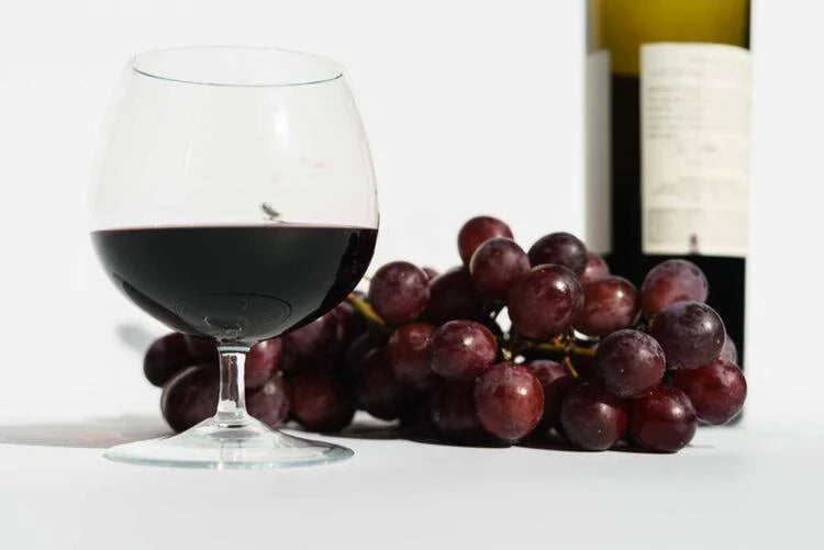Rotwein mit Trauben